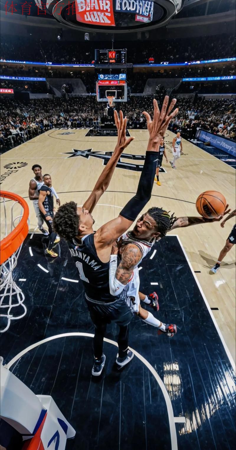 文班亚马被断球 亚历山大跳步上篮得手 文班亚马被断球 亚历山大跳步上篮得手